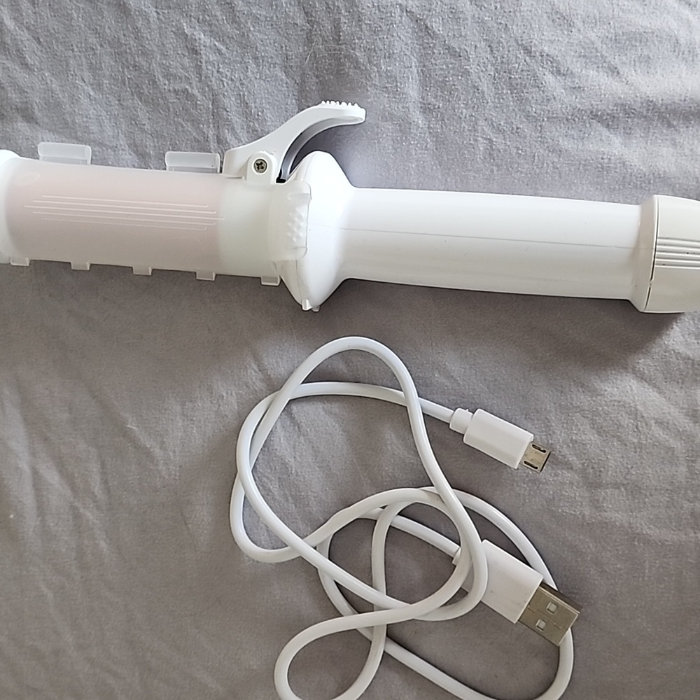 Chargable travel curling iron with case and USB cord
